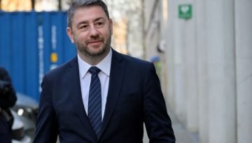 &Pi;&Alpha;&Sigma;&Omicron;&Kappa;: &Omicron; &Nu;ί&kappa;&omicron;&sigmaf; &Alpha;&nu;&delta;&rho;&omicron;&upsilon;&lambda;ά&kappa;&eta;&sigmaf; &gamma;&iota;&alpha; &tau;&omicron;&nu; &Alpha;&nu;&delta;&rho;έ&alpha; &Pi;&alpha;&pi;&alpha;&nu;&delta;&rho;έ&omicron;&upsilon;: &laquo;&Mu;&alpha;&zeta;ί &mu;&epsilon; &alpha;&upsilon;&tau;ό&nu; έ&phi;&upsilon;&gamma;&epsilon; &kappa;&alpha;&iota; &mu;&iota;&alpha; &omicron;&lambda;ό&kappa;&lambda;&eta;&rho;&eta; &epsilon;&pi;&omicron;&chi;ή&raquo;