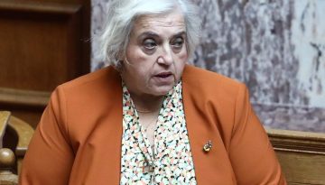 &Pi;&alpha;&pi;&alpha;&delta;&omicron;&pi;&omicron;ύ&lambda;&omicron;&upsilon;: &Eta; &Epsilon;&lambda;&lambda;ά&delta;&alpha; &delta;&epsilon;&nu; &sigma;&upsilon;&mu;&mu;&epsilon;&tau;έ&chi;&epsilon;&iota; &kappa;&alpha;&iota; &delta;&epsilon;&nu; &pi;&rho;ό&kappa;&epsilon;&iota;&tau;&alpha;&iota; &nu;&alpha; &epsilon;&mu;&pi;&lambda;&alpha;&kappa;&epsilon;ί &sigma;&tau;&omicron;&nu; &pi;ό&lambda;&epsilon;&mu;&omicron;