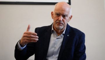 &Pi;&alpha;&pi;&alpha;&nu;&delta;&rho;έ&omicron;&upsilon;: &Omicron; &kappa;ό&sigma;&mu;&omicron;&sigmaf; &sigma;&epsilon; &epsilon;&pi;&iota;&kappa;ί&nu;&delta;&upsilon;&nu;&eta; &kappa;&alpha;&mu;&pi;ή &ndash; &laquo;&Alpha;&nu; &chi;&alpha;&theta;&omicron;ύ&nu; &omicron;&iota; &kappa;&alpha;&nu;ό&nu;&epsilon;&sigmaf;, &delta;&iota;&alpha;&lambda;ύ&epsilon;&tau;&alpha;&iota; &tau;&omicron; &delta;&iota;&epsilon;&theta;&nu;έ&sigmaf; &sigma;ύ&sigma;&tau;&eta;&mu;&alpha;&raquo;