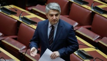 Παραιτείται από βουλευτής και παραδίδει την έδρα στο ΠΑΣΟΚ ο Οδυσσέας Κωνσταντινόπουλος