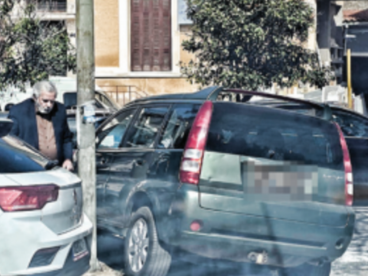 Πάρκινγκ όπως και όπου να ’ναι: Βουλευτής της Νέας Αριστεράς πάρκαρε όπου βρήκε έξω από το Α’ Νεκροταφείο στην κηδεία του