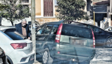Πάρκινγκ όπως και όπου να ’ναι: Βουλευτής της Νέας Αριστεράς πάρκαρε όπου βρήκε έξω από το Α’ Νεκροταφείο στην κηδεία του