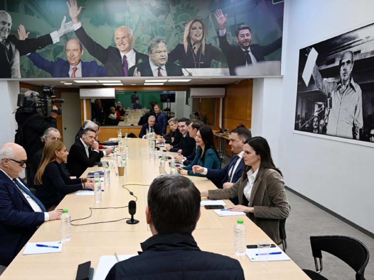 ΠαΣοΚ: Ο «ακανθώδης» δρόμος της διεύρυνσης και τα εσωκομματικά πυρά