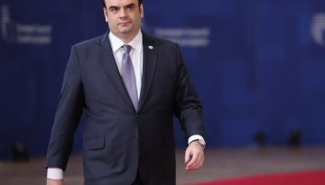 &Pi;&iota;&epsilon;&rho;&rho;&alpha;&kappa;ά&kappa;&eta;&sigmaf;: &laquo;&Kappa;&alpha;&nu;&epsilon;ί&sigmaf; &delta;&epsilon;&nu; &theta;&alpha; &mu;&epsilon;ί&nu;&epsilon;&iota; &mu;ό&nu;&omicron;&sigmaf; &sigma;&tau;&eta;&nu; &kappa;&rho;ί&sigma;&eta;, &tau;&omicron; &kappa;&rho;ά&tau;&omicron;&sigmaf; &theta;&alpha; &epsilon;ί&nu;&alpha;&iota; &pi;&alpha;&rho;ό&nu;&raquo;