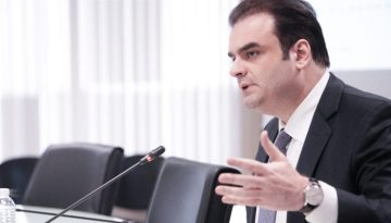 Πιερρακάκης: Το Δημόσιο δεν θα ασκήσει ένδικα μέσα για τις αποζημιώσεις συγγενών θυμάτων στα Τέμπη