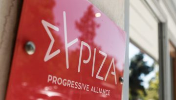 &laquo;&Pi;&upsilon;&rho;ά&raquo; &Sigma;&Upsilon;&Rho;&Iota;&Zeta;&Alpha; &kappa;&alpha;&tau;ά &Tau;&alpha;&sigma;&omicron;ύ&lambda;&alpha;: &laquo;&Omicron; &Pi;&rho;ό&epsilon;&delta;&rho;&omicron;&sigmaf; &tau;&eta;&sigmaf; &Delta;&eta;&mu;&omicron;&kappa;&rho;&alpha;&tau;ί&alpha;&sigmaf; &nu;&alpha; &upsilon;&pi;&epsilon;&rho;&beta;&epsilon;ί &tau;&eta;&nu; &kappa;&omicron;&mu;&mu;&alpha;&tau;&iota;&kappa;ή &tau;&omicron;&upsilon; &tau;&alpha;&upsilon;&tau;ό&tau;&eta;&tau;&alpha;&raquo;