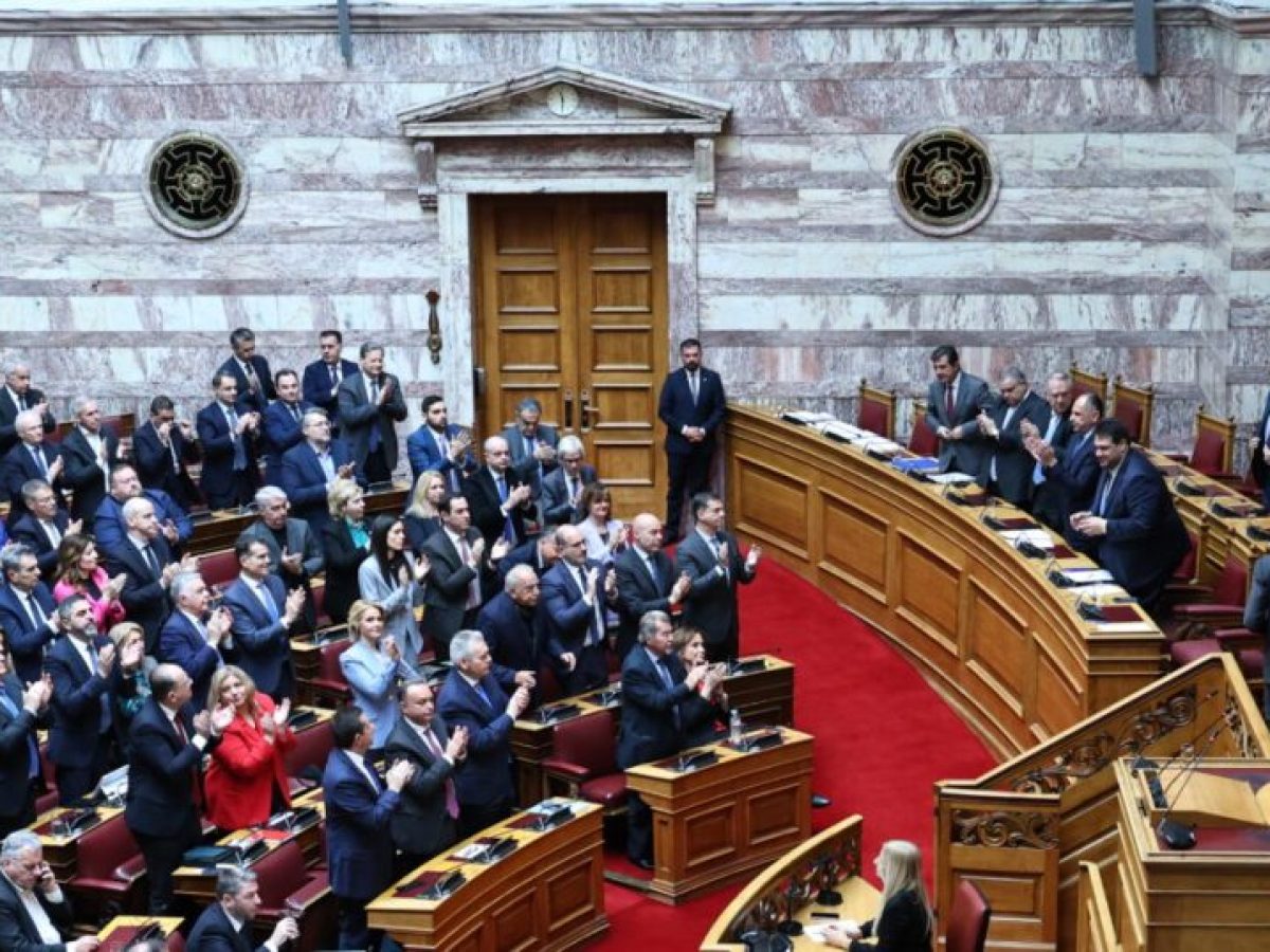 Πυρά της αντιπολίτευσης για την «εμπλοκή» της Ελλάδας στη Μέση Ανατολή: Τα δύσπεπτα φασόλια, ο Λουδοβίκος και οι βάσεις τ