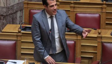 Πλεύρης: Σφοδρή Επίθεση σε ΠΑΣΟΚ και Αριστερά για τον Κανονισμό Επιστροφών – «Σε Τι Διαφέρει από τον ΣΥΡΙΖΑ;»