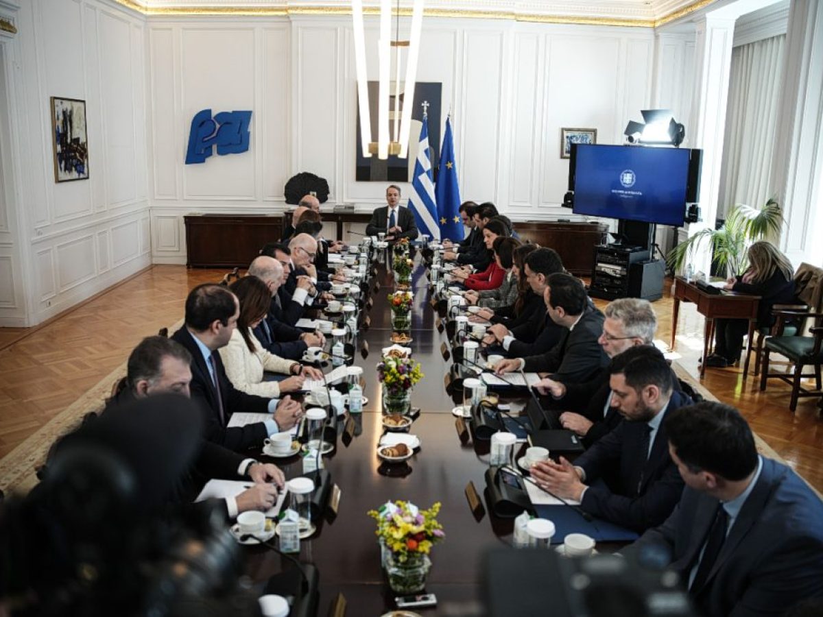 Πόλεμος Ιράν: Τα αγκάθια της κυβέρνησης, πότε έρχονται μέτρα για καύσιμα, ακρίβεια