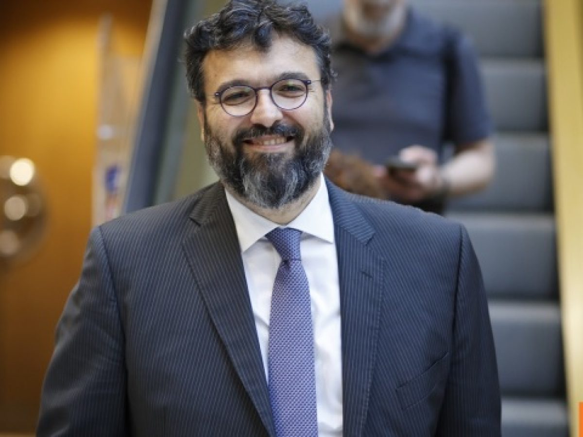 &laquo;&Pi;&rho;έ&pi;&epsilon;&iota; &nu;&alpha; &delta;&iota;&alpha;&lambda;&upsilon;&theta;&epsilon;ί &omicron; &Sigma;&Upsilon;&Rho;&Iota;&Zeta;&Alpha; &kappa;&alpha;&iota; &eta; &Nu;έ&alpha; &Alpha;&rho;&iota;&sigma;&tau;&epsilon;&rho;ά&raquo;, &lambda;έ&epsilon;&iota; &omicron; &sigma;&tau;&epsilon;&nu;ό&sigmaf; &sigma;&upsilon;&nu;&epsilon;&rho;&gamma;ά&tau;&eta;&sigmaf; &tau;&omicron;&upsilon; &Tau;&sigma;ί&pi;&rho;&alpha; &Gamma;&iota;ώ&rho;&gamma;&omicron;&sigmaf; &Beta;&alpha;&sigma;&iota;&lambda;&epsilon;&iota;ά&delta;&eta;&sigmaf;