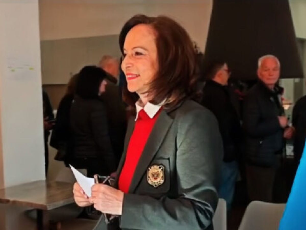 Ψήφισε στη Γλυφάδα η Διαμαντοπούλου: «Πάρα τις αστοχίες, ο λαός θα φέρει την ανατροπή»