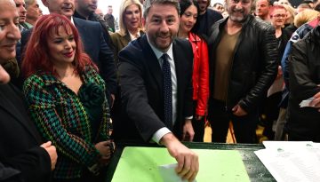 &Psi;ή&phi;&iota;&sigma;&epsilon; &sigma;&tau;&omicron; &Pi;&epsilon;&rho;&iota;&sigma;&tau;έ&rho;&iota; &omicron; &Alpha;&nu;&delta;&rho;&omicron;&upsilon;&lambda;ά&kappa;&eta;&sigmaf; &ndash; &laquo;&Eta; &alpha;&lambda;&lambda;&alpha;&gamma;ή &pi;&epsilon;&rho;&nu;ά &mu;έ&sigma;&alpha; &alpha;&pi;ό &tau;&eta;&nu; ή&tau;&tau;&alpha; &tau;&eta;&sigmaf; &Nu;έ&alpha;&sigmaf; &Delta;&eta;&mu;&omicron;&kappa;&rho;&alpha;&tau;ί&alpha;&sigmaf;&raquo;