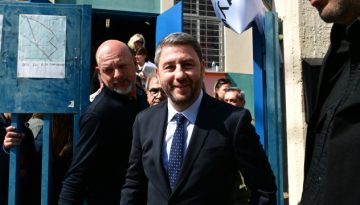 Ψήφισε στο Περιστέρι ο Ανδρουλάκης: «Η αλλαγή περνά μέσα από την ήττα της Νέας Δημοκρατίας»