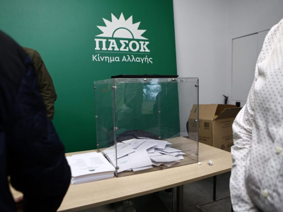 ΠΑΣΟΚ: Κάλπες για εκλογή συνέδρων με φόντο τις εσωκομματικές αναταράξεις