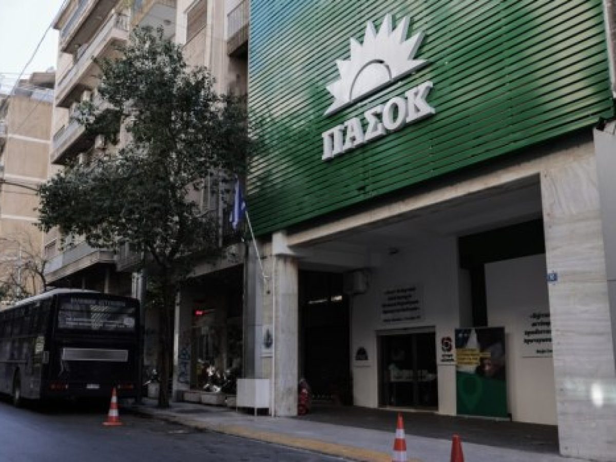 ΠΑΣΟΚ: Ο Πελεγρίνης, ο «νόμος Διαμαντοπούλου» και η «φύρδην μίγδην» διεύρυνση του Δούκα