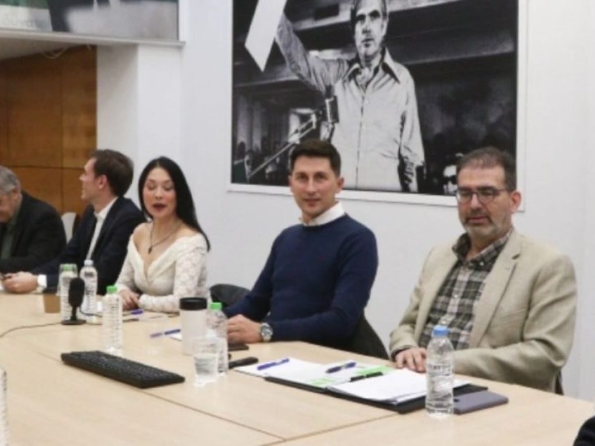 ΠΑΣΟΚ σε τεντωμένο σχοινί: συνέδριο-θρίλερ, φιλοδοξίες και υπόγειες συγκρούσεις εξουσίας