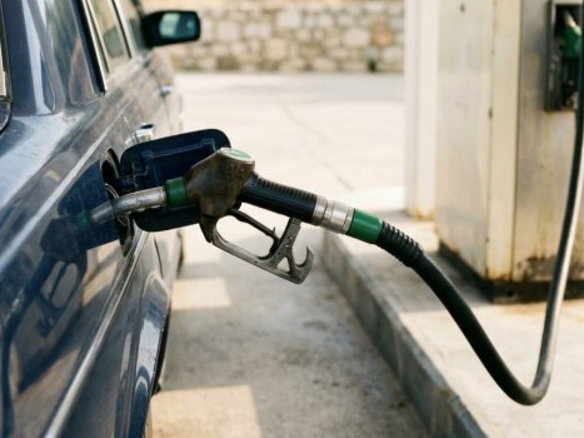 ΠΑΣΟΚ: Στη «σέντρα» βγάζει την κυβέρνηση για τα καύσιμα