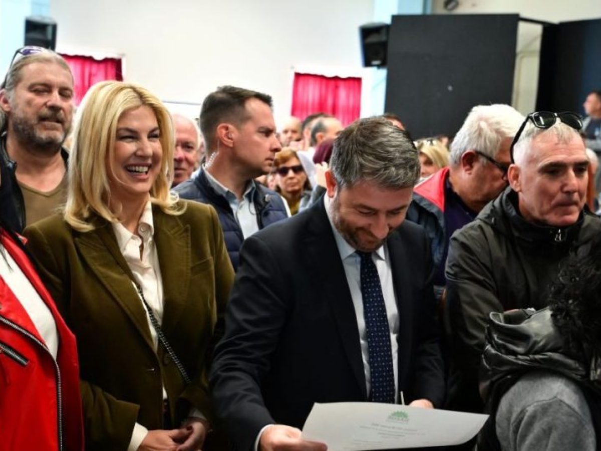 ΠΑΣΟΚ: Στις κάλπες για την εκλογή συνέδρων σε κλίμα εσωστρέφειας – Ψήφισαν Νίκος Δούκας, Χάρης Δούκας και Άννα Διαμαντοπο