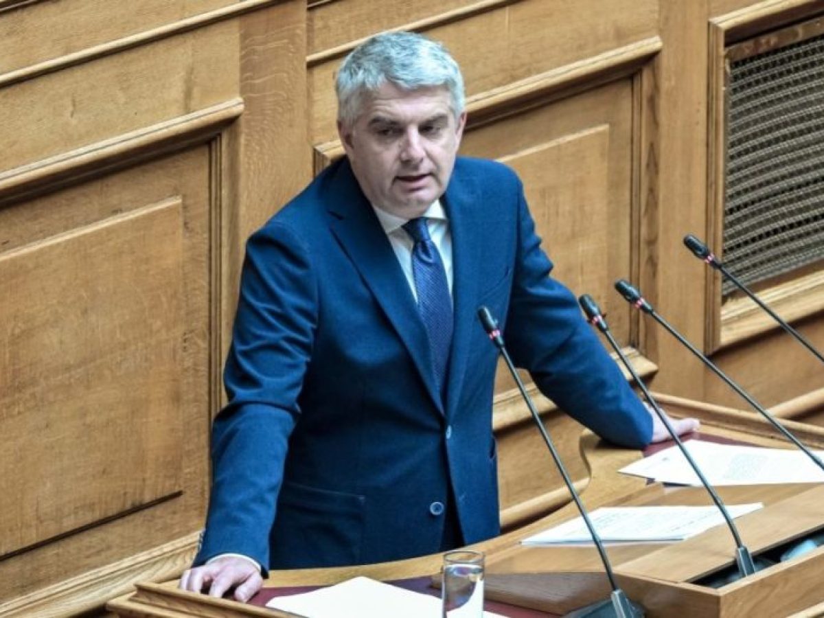 Σε κλίμα συγκίνησης η τελευταία ομιλία του Οδυσσέα Κωνσταντινόπουλου στη Βουλή– Αιχμές για Ανδρουλάκη