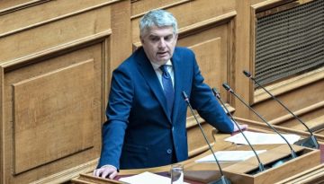 Σε κλίμα συγκίνησης η τελευταία ομιλία του Οδυσσέα Κωνσταντινόπουλου στη Βουλή– Αιχμές για Ανδρουλάκη