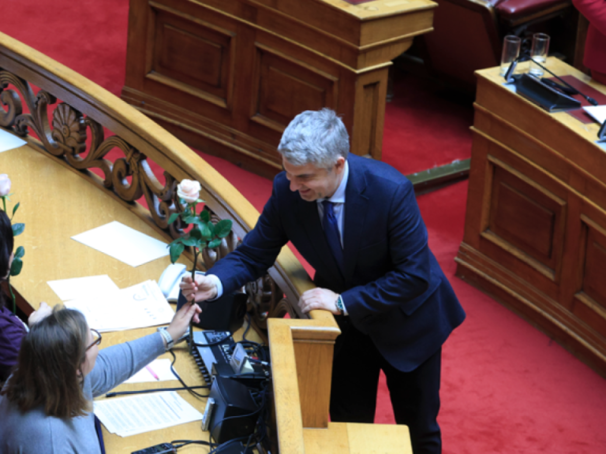 Σε κλίμα συγκίνησης η τελευταία ομιλία του Οδυσσέα Κωνσταντινόπουλου στη Βουλή– Αιχμές για Ανδρουλάκη