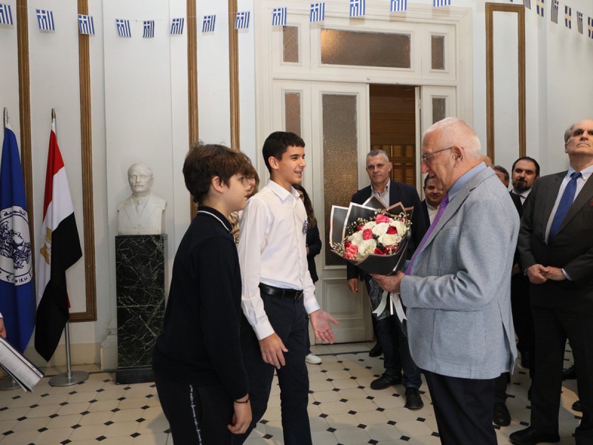 Συγκινητική υποδοχή Νικήτα Κακλαμάνη στα ελληνικά σχολεία της Αιγύπτου