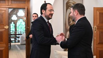 &Sigma;&upsilon;&nu;ά&nu;&tau;&eta;&sigma;&eta; &Alpha;&nu;&delta;&rho;&omicron;&upsilon;&lambda;ά&kappa;&eta; &ndash; &Chi;&rho;&iota;&sigma;&tau;&omicron;&delta;&omicron;&upsilon;&lambda;ί&delta;&eta; &sigma;&tau;&eta;&nu; &Kappa;ύ&pi;&rho;&omicron;: &laquo;&Alpha;&pi;&alpha;&iota;&tau;&omicron;ύ&nu;&tau;&alpha;&iota; &pi;&rho;&omega;&tau;&omicron;&beta;&omicron;&upsilon;&lambda;ί&epsilon;&sigmaf; &tau;&eta;&sigmaf; &Epsilon;&Epsilon; &gamma;&iota;&alpha; &epsilon;&iota;&rho;ή&nu;&epsilon;&upsilon;&sigma;&eta; &sigma;&tau;&eta; &Mu;έ&sigma;&eta; &Alpha;&nu;&alpha;&tau;&omicron;&lambda;ή&raquo;