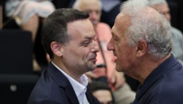 &Sigma;&upsilon;&nu;ά&nu;&tau;&eta;&sigma;&eta; &Delta;&omicron;ύ&kappa;&alpha;-&Sigma;&kappa;&alpha;&nu;&delta;&alpha;&lambda;ί&delta;&eta;: &Psi;ά&chi;&nu;&omicron;&upsilon;&nu; &kappa;&omicron;&iota;&nu;ή &delta;&iota;&alpha;&tau;ύ&pi;&omega;&sigma;&eta; &gamma;&iota;&alpha; &tau;&omicron; &laquo;Ό&chi;&iota; &sigma;&tau;&eta; &sigma;&upsilon;&nu;&epsilon;&rho;&gamma;&alpha;&sigma;ί&alpha; &mu;&epsilon; &tau;&eta; &Nu;&Delta;&raquo;