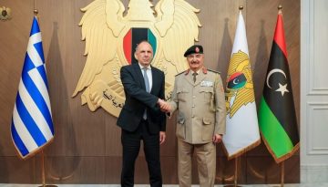 Συνάντηση Γεραπετρίτη με Χαφτάρ στη Λιβύη: Στο επίκεντρο θαλάσσιες ζώνες, μεταναστευτικό και εμπόριο