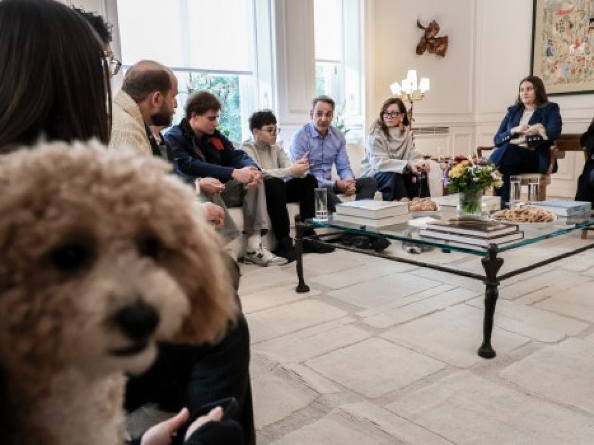 Συνάντηση Μητσοτάκη με Έλληνες που επαναπατρίσθηκαν μαζί με τα κατοικίδιά τους από τη Μέση Ανατολή