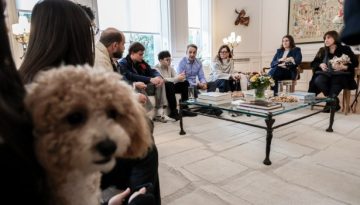 &Sigma;&upsilon;&nu;ά&nu;&tau;&eta;&sigma;&eta; &Mu;&eta;&tau;&sigma;&omicron;&tau;ά&kappa;&eta; &mu;&epsilon; Έ&lambda;&lambda;&eta;&nu;&epsilon;&sigmaf; &pi;&omicron;&upsilon; &epsilon;&pi;&alpha;&nu;&alpha;&pi;&alpha;&tau;&rho;ί&sigma;&theta;&eta;&kappa;&alpha;&nu; &mu;&alpha;&zeta;ί &mu;&epsilon; &tau;&alpha; &kappa;&alpha;&tau;&omicron;&iota;&kappa;ί&delta;&iota;ά &tau;&omicron;&upsilon;&sigmaf; &alpha;&pi;ό &tau;&eta; &Mu;έ&sigma;&eta; &Alpha;&nu;&alpha;&tau;&omicron;&lambda;ή