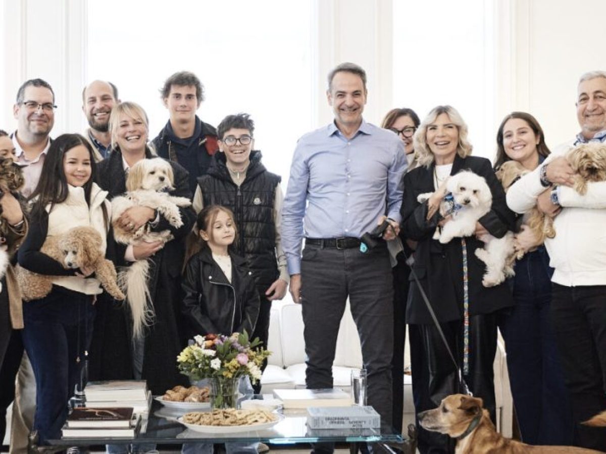 Συνάντηση Μητσοτάκη με Έλληνες που επαναπατρίστηκαν από τη Μέση Ανατολή μαζί με τα ζώα συντροφιάς τους