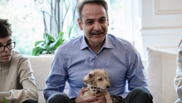 Συνάντηση Μητσοτάκη με επαναπατρισθέντες από τον Κόλπο και τους τετράποδους φίλους τους