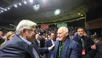 Συνέδριο ΠΑΣΟΚ: Ο Φαραντούρης, η χειραψία Παπανδρέου – Βενιζέλου, η παρέμβαση Σκανδαλίδη με Γκάντι και η «πόρτα» στον Σαο