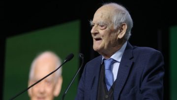 Συνέδριο ΠΑΣΟΚ: Το συγκινητικό «αντίο» του Απόστολου Κακλαμάνη – «Τόπο στα νιάτα»