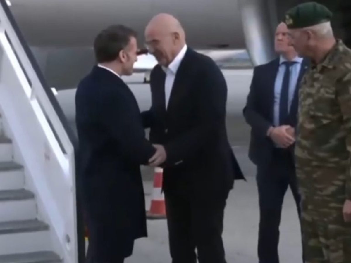 Στη Σούδα ο Μακρόν – Τον υποδέχθηκε ο Δένδιας