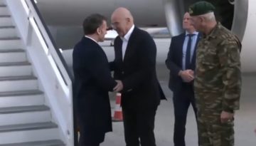 Στη Σούδα ο Μακρόν – Τον υποδέχθηκε ο Δένδιας