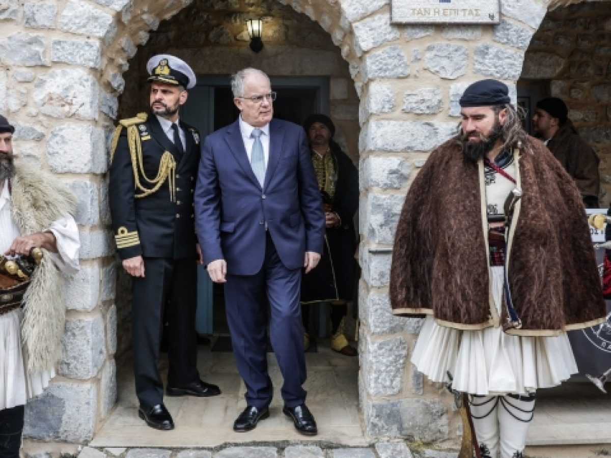&Sigma;&tau;&eta;&nu; &Alpha;&rho;&epsilon;ό&pi;&omicron;&lambda;&eta; &omicron; &Tau;&alpha;&sigma;&omicron;ύ&lambda;&alpha;&sigmaf; &gamma;&iota;&alpha; &tau;&alpha; 205 &chi;&rho;ό&nu;&iota;&alpha; &alpha;&pi;ό &tau;&eta;&nu; έ&nu;&alpha;&rho;&xi;&eta; &tau;&omicron;&upsilon; &alpha;&pi;&epsilon;&lambda;&epsilon;&upsilon;&theta;&epsilon;&rho;&omega;&tau;&iota;&kappa;&omicron;ύ &alpha;&gamma;ώ&nu;&alpha;