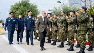 Στην ΕΜΥ  Ο Υφυπουργός Εθνικής Άμυνας Θανάσης Δαβάκης,
