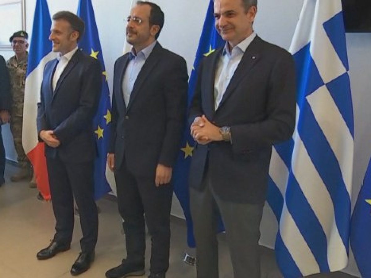 Στην Κύπρο ο Μητσοτάκης: Σε εξέλιξη η συνάντηση με Μακρόν και Χριστοδουλίδη