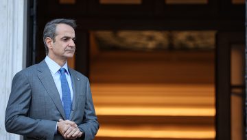 &Sigma;&tau;&eta;&nu; &pi;&omicron;&lambda;&iota;&tau;&iota;&kappa;ή &sigma;&tau;&alpha;&theta;&epsilon;&rho;ό&tau;&eta;&tau;&alpha; &epsilon;&pi;&epsilon;&nu;&delta;ύ&epsilon;&iota; &omicron; &Mu;&eta;&tau;&sigma;&omicron;&tau;ά&kappa;&eta;&sigmaf; &mu;&epsilon; &phi;ό&nu;&tau;&omicron; &tau;&eta; &sigma;ύ&rho;&rho;&alpha;&xi;&eta; &sigma;&tau;&eta; &Mu;.&Alpha;&nu;&alpha;&tau;&omicron;&lambda;ή
