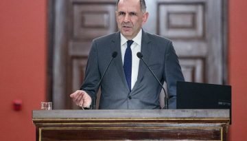&Sigma;&tau;&iota;&sigmaf; &Beta;&rho;&upsilon;&xi;έ&lambda;&lambda;&epsilon;&sigmaf; &sigma;ή&mu;&epsilon;&rho;&alpha; &omicron; &Gamma;&epsilon;&rho;&alpha;&pi;&epsilon;&tau;&rho;ί&tau;&eta;&sigmaf;: &Sigma;&upsilon;&mu;&beta;&omicron;ύ&lambda;&iota;&omicron; &Epsilon;&xi;&omega;&tau;&epsilon;&rho;&iota;&kappa;ώ&nu; &Upsilon;&pi;&omicron;&theta;έ&sigma;&epsilon;&omega;&nu; &kappa;&alpha;&iota; &delta;&iota;&mu;&epsilon;&rho;ή&sigmaf; &mu;&epsilon; &Iota;&nu;&delta;ό &Upsilon;&Pi;&Epsilon;&Xi;