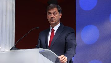 &Sigma;&tau;&omicron; &Kappa;ί&epsilon;&beta;&omicron; &omicron; &Chi;. &Theta;&epsilon;&omicron;&chi;ά&rho;&eta;&sigmaf; &gamma;&iota;&alpha; &tau;&eta;&nu; ά&tau;&upsilon;&pi;&eta; &sigma;ύ&nu;&omicron;&delta;&omicron; &Upsilon;&Pi;&Epsilon;&Xi; &tau;&eta;&sigmaf; &Epsilon;&Epsilon; &ndash; &Epsilon;&pi;&alpha;&phi;έ&sigmaf; &mu;&epsilon; &phi;ό&nu;&tau;&omicron; &epsilon;&nu;&epsilon;&rho;&gamma;&epsilon;&iota;&alpha;&kappa;έ&sigmaf; &sigma;&upsilon;&mu;&phi;&omega;&nu;ί&epsilon;&sigmaf; &kappa;&alpha;&iota; &alpha;&nu;&omicron;&iota;&kappa;&omicron;&delta;ό&mu;&eta;&sigma;&eta;