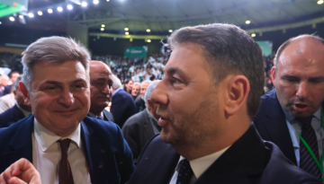 Στο Συνέδριο του ΠΑΣΟΚ ο ευρωβουλευτής Νίκος Φαραντούρης – Θερμή χειραψία με τον Νίκο Ανδρουλάκη
