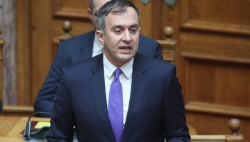 &Tau;ά&sigma;&omicron;&sigmaf; &Chi;&alpha;&tau;&zeta;&eta;&beta;&alpha;&sigma;&iota;&lambda;&epsilon;ί&omicron;&upsilon;: &laquo;&Eta; &Tau;&omicron;&upsilon;&rho;&kappa;ί&alpha; &sigma;&upsilon;&nu;&epsilon;&chi;ί&zeta;&epsilon;&iota; &nu;&alpha; &delta;&iota;&alpha;&beta;ά&zeta;&epsilon;&iota; &tau;&alpha; &pi;&rho;ά&gamma;&mu;&alpha;&tau;&alpha; &lambda;&alpha;&nu;&theta;&alpha;&sigma;&mu;έ&nu;&alpha;&raquo;