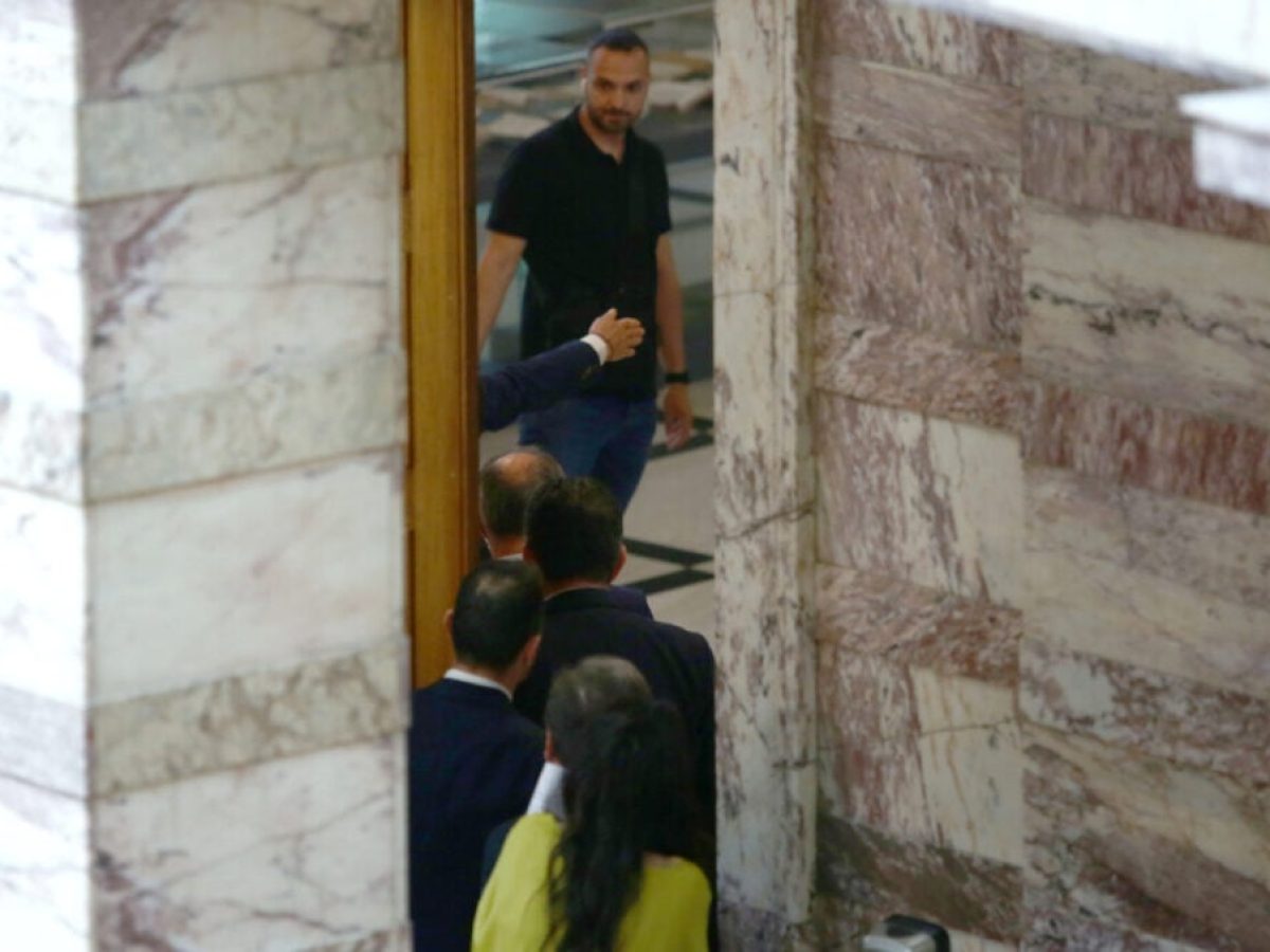 Τέσσερα χρόνια (με αναστολή) στον βουλευτή Φλώρο για το ξύλο μέσα στη Βουλή στον Γραμμένο της Ελληνικής Λύσης