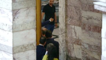 Τέσσερα χρόνια (με αναστολή) στον βουλευτή Φλώρο για το ξύλο μέσα στη Βουλή στον Γραμμένο της Ελληνικής Λύσης