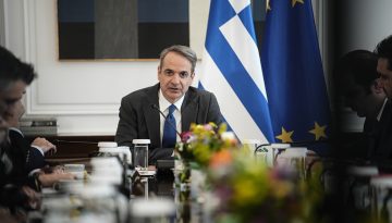 &Tau;&iota; &epsilon;&xi;&epsilon;&tau;ά&zeta;&epsilon;&iota; &eta; &Alpha;&theta;ή&nu;&alpha; &gamma;&iota;&alpha; &tau;&eta;&nu; &kappa;&rho;ί&sigma;&eta; &sigma;&tau;&eta; &Mu;έ&sigma;&eta; &Alpha;&nu;&alpha;&tau;&omicron;&lambda;ή &ndash; &Tau;&alpha; 5 &pi;&epsilon;&delta;ί&alpha; &alpha;&nu;&eta;&sigma;&upsilon;&chi;ί&alpha;&sigmaf;
