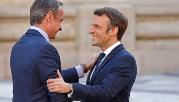 Τηλεφωνική επικοινωνία Μητσοτάκη – Μακρόν για τον πόλεμο στη Μέση Ανατολή
