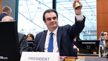 &Tau;&omicron; Eurogroup &alpha;&nu;έ&beta;&alpha;&sigma;&epsilon; &tau;&alpha;&chi;ύ&tau;&eta;&tau;&alpha; &kappa;&alpha;&iota; &laquo;&tau;&rho;έ&chi;&epsilon;&iota;&raquo; &mu;&epsilon;&hellip; &rho;&upsilon;&theta;&mu;&omicron;ύ&sigmaf; &Pi;&iota;&epsilon;&rho;&rho;&alpha;&kappa;ά&kappa;&eta;